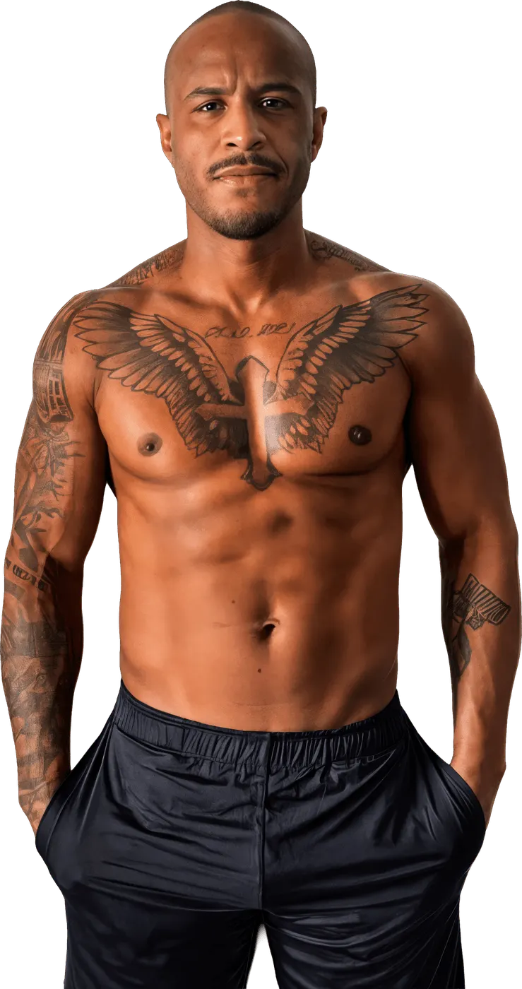 Luiz Junior de pé, tatuagem de asas no peito